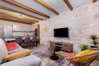 Stone house with pool and yard - Villa Histra - 4