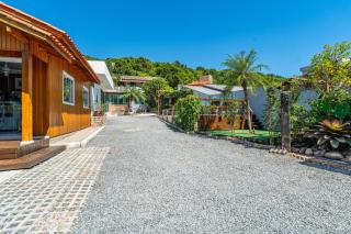 Residencial com piscina possui Jacuzzi Aquecida com Hidromassagem - Bombinhas - 2