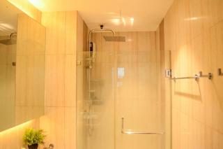 Stylish 1BR Near US Embassy & Luneta with Pool & Gym - Manila - 1