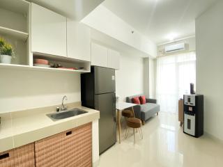 Cozy Stay 1BR at Vasanta Innopark Apartment By Travelio - Cikarang - 3