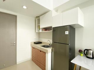 Cozy Stay 1BR at Vasanta Innopark Apartment By Travelio - Cikarang - 2