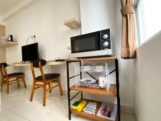Cozy Stay Studio (No Kitchen) Elvis Tower Apartment By Travelio - Cikarang - 3