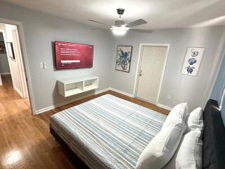 Large 3Bedrooms 1 Bath Near DownTown Dining - 1