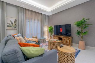 Stylish 3BR Majdiah Apt - Prime Location - Pool & Gym - Keyless Self Entry - Riad - 0