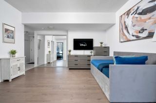 Large 2BR on Bay Street 4 Beds with Balcony - 2