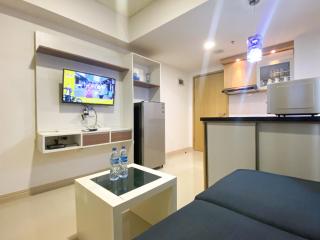 Comfortable 2BR at 25th Floor Meikarta Apartment By Travelio - Cikarang - 6