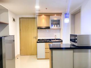 Comfortable 2BR at 25th Floor Meikarta Apartment By Travelio - Cikarang - 3