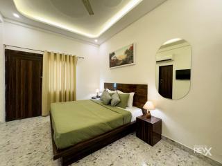 Hotel Vrinda Sarovar - Mathura - 5