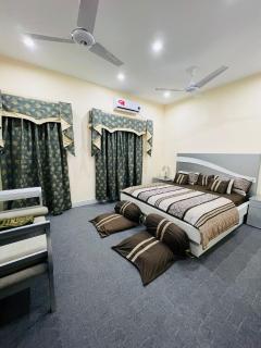 Chandi Hotel and Apartments - Peshawar - 9