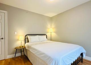 Spacious 5BR 3BA Guest Villa - 10 Min to DT - Pet Friendly, Free Parking - 7