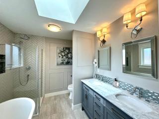Spacious 5BR 3BA Guest Villa - 10 Min to DT - Pet Friendly, Free Parking - Vancouver - 2