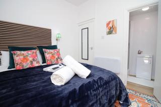 City Stay! Smart TVs in every room! Sleeps 4 & Parking Available, 2 min walk to Shops, Bars and Restaurants - 0