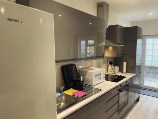 Renovated Studio - Self Check-In, Free Street Parking - Leavesden Green - 3