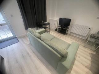 Renovated Studio - Self Check-In, Free Street Parking - Leavesden Green - 4