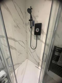 Renovated Studio - Self Check-In, Free Street Parking - Leavesden Green - 6