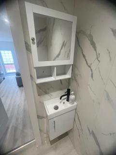 Renovated Studio - Self Check-In, Free Street Parking - Leavesden Green - 8