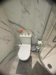 Renovated Studio - Self Check-In, Free Street Parking - Leavesden Green - 9