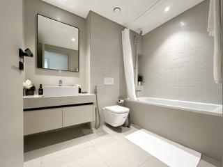 Trophy Luxury 1BDR in Emaar Beach Front with Panoramic Sea Views from the Apartment and Private Beach Access - Dubai - 4