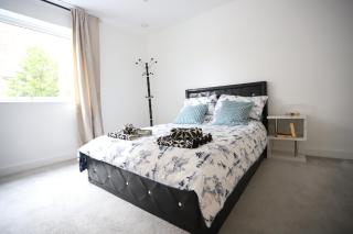 Spacious 3-Story Retreat with Rooftop Terrace and Modern Amenities - Londra - 5
