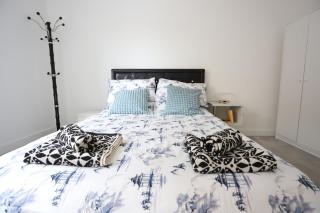 Spacious 3-Story Retreat with Rooftop Terrace and Modern Amenities - Londra - 3