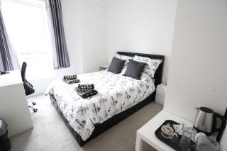 Spacious 3-Story Retreat with Rooftop Terrace and Modern Amenities - Londra - 4