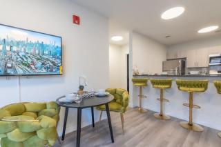 Opulence in Olive with Free Parking plus EV Plug, 2 BR 2 baths Suite, 5 beds and Sleeps 8 - Orange - 6