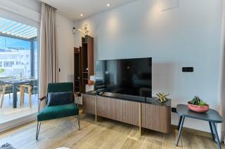 Stylish Penthouse with Jacuzzi - By Welcomely - 3