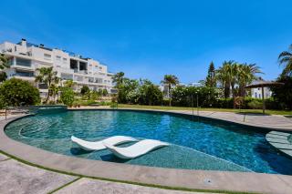 Stylish Penthouse with Jacuzzi - By Welcomely - 6