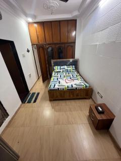 Budget friendly 2bhk flat at Pali Hill bandra - Mumbai - 0