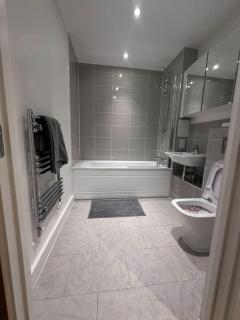 Luxurious 2 Bed Apartment - Ilford - 6