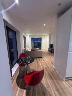 Luxurious 2 Bed Apartment - Ilford - 2