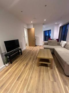 Luxurious 2 Bed Apartment - Ilford - 1