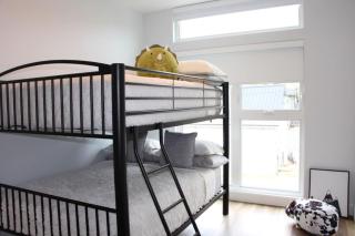 Beachview getaway at the New Carlyle 300 on the Main strip in Grand Bend - 3