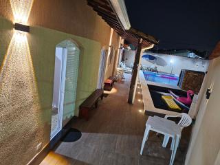 Casa Lindíssima e Espaçosa com 2 Piscinas - Adulto e Infantil, Perto da Praia, Opção da Piscina Adulto Aquecida Cobrado à Parte, 4 Quartos Frente as Piscinas, Área Gourmet Completa com Churrasqueira, Forno e Fogão a Lenha, Mesa de Bilhar, Lareira na Sala - Praia Grande - 3