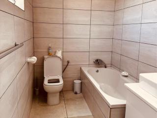Flying Ostrich Guesthouse & Self-catering Accommodation - Mariental - 3