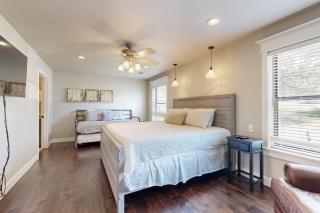 Opulent Waterfront 118B - Burnet - 2