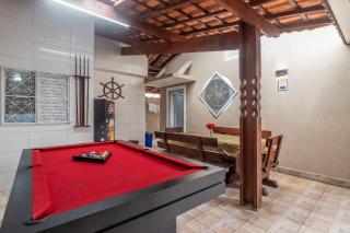 Casa Lindíssima e Espaçosa com 2 Piscinas - Adulto e Infantil, Perto da Praia, Opção da Piscina Adulto Aquecida Cobrado à Parte, 4 Quartos Frente as Piscinas, Área Gourmet Completa com Churrasqueira, Forno e Fogão a Lenha, Mesa de Bilhar, Lareira na Sala - Praia Grande - 9