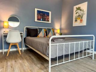 4 Apartments 7 Bedrooms with 23 Beds and Parking WIFI - 7