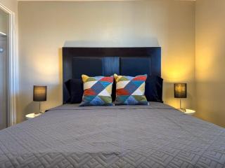 8 Large Apartments with 12 Bedrooms and Parking and WIFI - Pittsburgh - 0