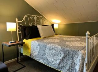 Charming 3 Bedroom Home 6 Beds Sleeps up to 12 - 3