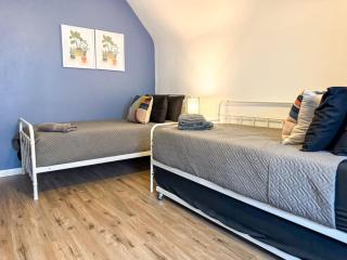 2 Full Apartments 4 Bedrooms with 14 beds and Parking - 5