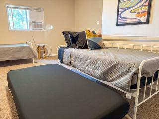 6 Beds plus Sofa Bed Sleeps 8 Spacious Crew Housing - Pittsburgh - 1