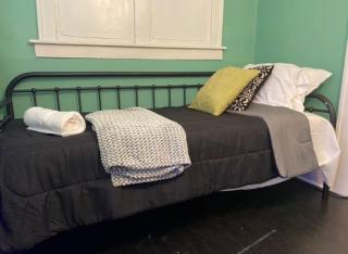 House with 11 Beds Sleeps 14 with Off Street Parking - Akron - 7