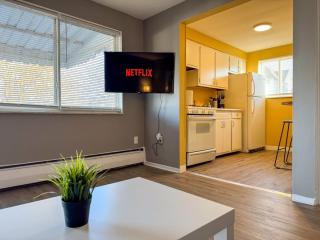 Sleeps 8 2 Full Apartments 5 Beds Parking plus WIFI - 5