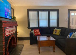 House with 11 Beds Sleeps 14 with Off Street Parking - Akron - 1