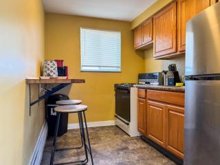 Sleeps 4 1 Bedroom 2 Beds with Parking plus WIFI - Pittsburgh - 5