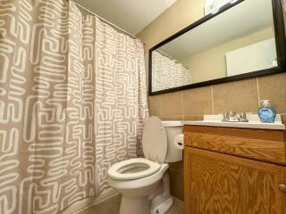 Sleeps 4 1 Bedroom 2 Beds with Parking plus WIFI - Pittsburgh - 2