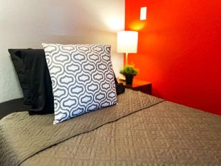 3BR, 5 Beds, Sleeps 7, Large Off-Street Parking - 8