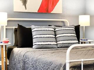 Spacious 3 Bedroom with 7 beds plus Sleeps up to 10 - - 9