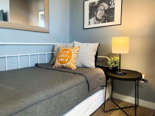 Spacious 2BR Sleeps up to 6 Art Inspired and Affordable - 3